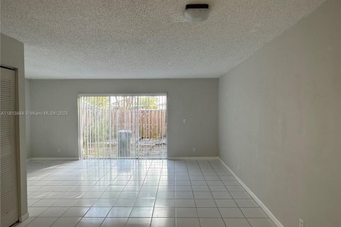 Townhouse in Miami, Florida 3 bedrooms, 117.99 sq.m. № 1761709 - photo 10