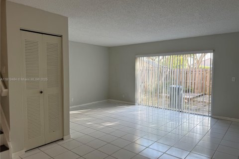 Townhouse in Miami, Florida 3 bedrooms, 117.99 sq.m. № 1761709 - photo 9