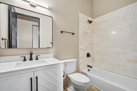 House in Sarasota, Florida 5 bedrooms, 233.18 sq.m. № 1913547 - photo 21