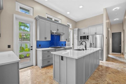 House in Sarasota, Florida 5 bedrooms, 233.18 sq.m. № 1913547 - photo 10
