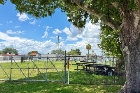 Commercial property in Okeechobee, Florida № 2184212
