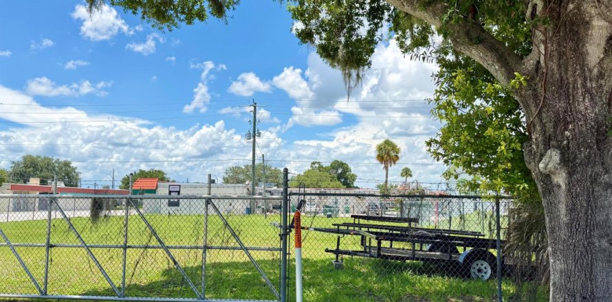 Commercial property in Okeechobee, Florida № 2184212