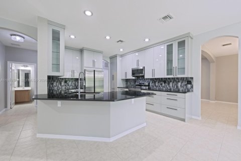 Купить виллу или дом в Уэстон, Флорида 5 спален, 292.08м2, № 2064131 - фото 11