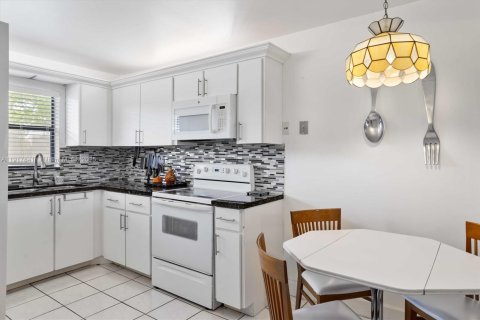 Copropriété à vendre à Sunrise, Floride: 2 chambres, 115.66 m2 № 1972427 - photo 13