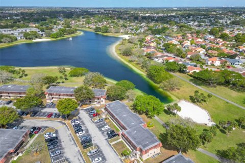 Copropriété à louer à Miami, Floride: 2 chambres, 71.53 m2 № 1937104 - photo 3