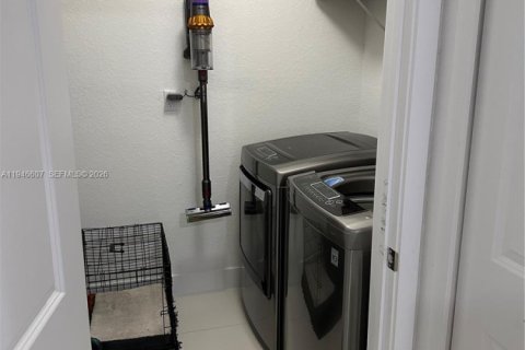 Townhouse in Miami, Florida 4 bedrooms, 172.52 sq.m. № 2002826 - photo 13