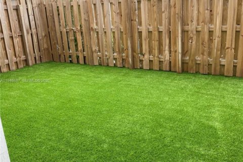 Townhouse in Miami, Florida 4 bedrooms, 172.52 sq.m. № 2002826 - photo 14