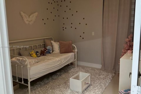 Townhouse in Miami, Florida 4 bedrooms, 172.52 sq.m. № 2002826 - photo 10