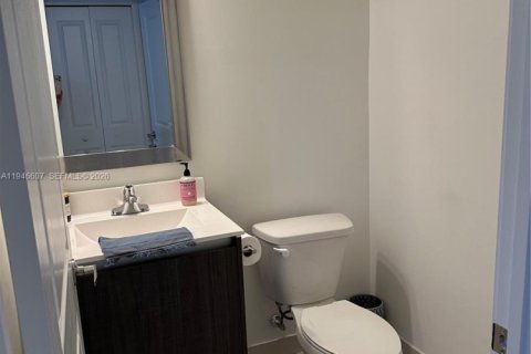 Townhouse in Miami, Florida 4 bedrooms, 172.52 sq.m. № 2002826 - photo 12