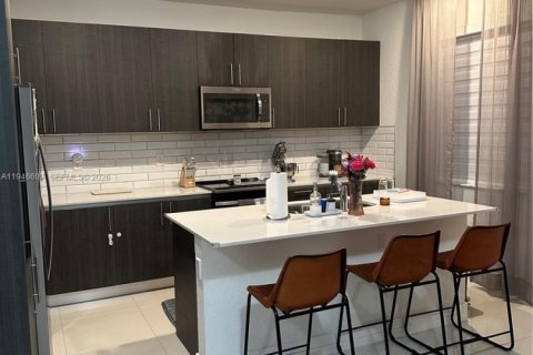 Townhouse in Miami, Florida 4 bedrooms, 172.52 sq.m. № 2002826 - photo 2