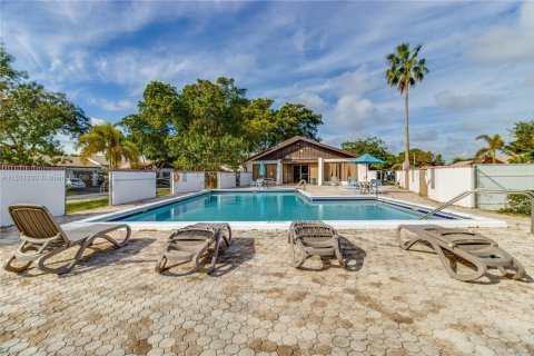 Купить кондоминиум в Тамарак, Флорида 4 комнаты, 98.48м2, № 2083709 - фото 13