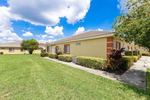 Condo in Poinciana, Florida, 2 bedrooms  № 1909213 - photo 3