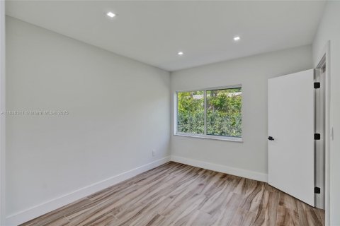 House in Miami, Florida 5 bedrooms, 197.14 sq.m. № 1826062 - photo 10
