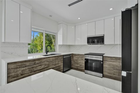 House in Miami, Florida 5 bedrooms, 197.14 sq.m. № 1826062 - photo 7