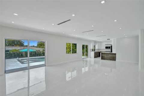 House in Miami, Florida 5 bedrooms, 197.14 sq.m. № 1826062 - photo 4
