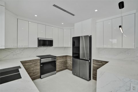 House in Miami, Florida 5 bedrooms, 197.14 sq.m. № 1826062 - photo 8