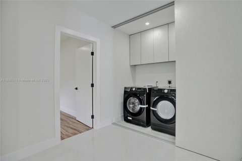 House in Miami, Florida 5 bedrooms, 197.14 sq.m. № 1826062 - photo 16