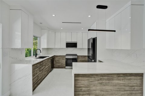 House in Miami, Florida 5 bedrooms, 197.14 sq.m. № 1826062 - photo 6