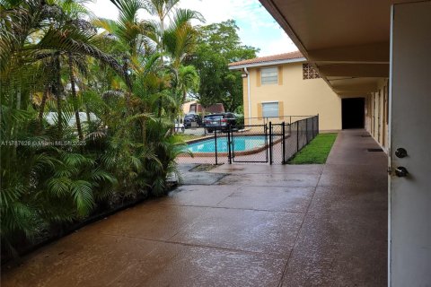 Condo in Coral Springs, Florida, 2 bedrooms № 1704910 - photo 4