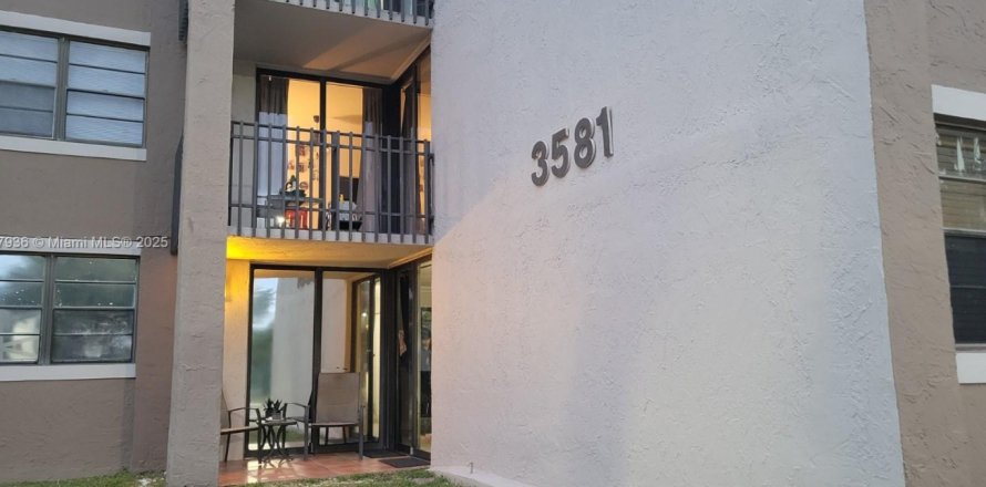 Condo in Miami, Florida, 2 bedrooms  № 1975413