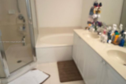 Condo in Miami, Florida, 2 bedrooms  № 1975413 - photo 6