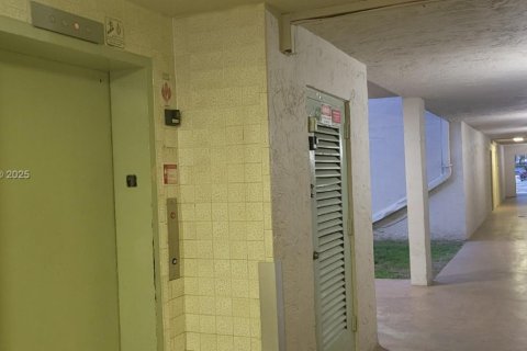 Condo in Miami, Florida, 2 bedrooms  № 1975413 - photo 2