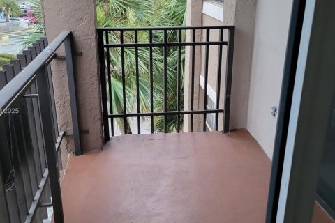 Condo in Miami, Florida, 2 bedrooms  № 1975413 - photo 10