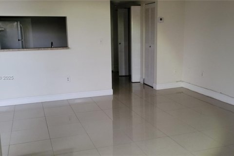 Condo in Miami, Florida, 2 bedrooms  № 1975413 - photo 3