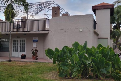 Condo in Miami, Florida, 2 bedrooms  № 1975413 - photo 12