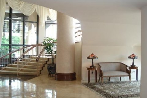 Снять в аренду кондоминиум в Бэл-Харбор, Флорида 1 спальня, 94.67м2, № 2061814 - фото 2
