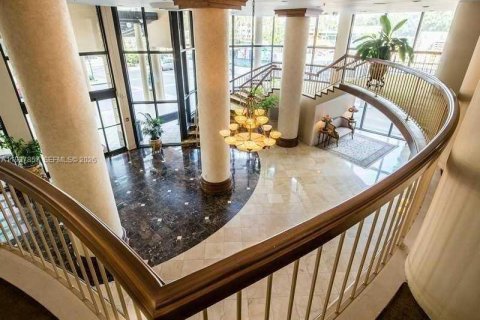 Снять в аренду кондоминиум в Бэл-Харбор, Флорида 1 спальня, 94.67м2, № 2061814 - фото 25