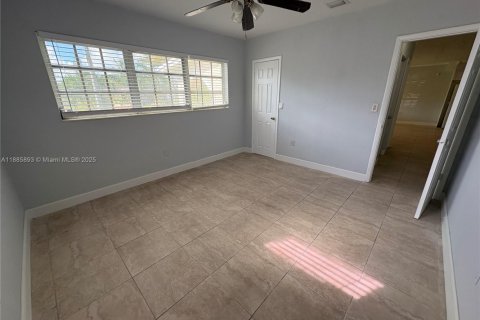 House in Miami Gardens, Florida 4 bedrooms, 208.19 sq.m. № 1979083 - photo 4