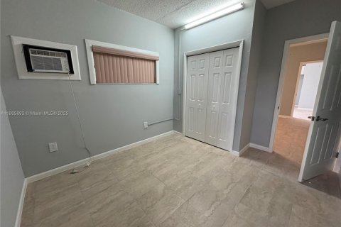 House in Miami Gardens, Florida 4 bedrooms, 208.19 sq.m. № 1979083 - photo 17