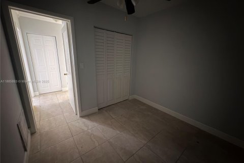 House in Miami Gardens, Florida 4 bedrooms, 208.19 sq.m. № 1979083 - photo 7