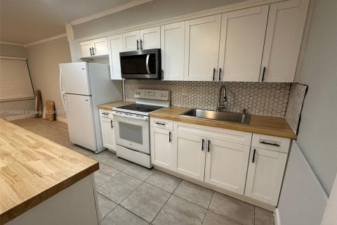 House in Miami Gardens, Florida 4 bedrooms, 208.19 sq.m. № 1979083 - photo 11