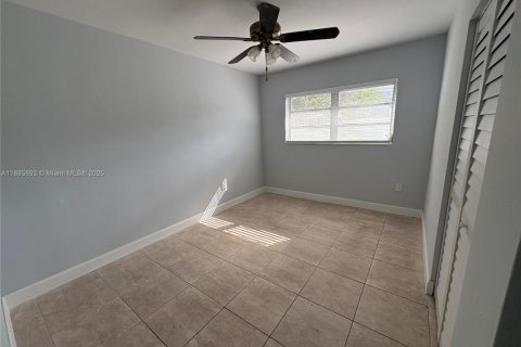 House in Miami Gardens, Florida 4 bedrooms, 208.19 sq.m. № 1979083 - photo 6