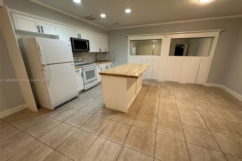 House in Miami Gardens, Florida 4 bedrooms, 208.19 sq.m. № 1979083 - photo 10