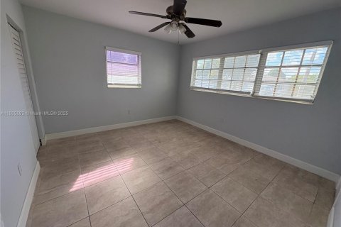 House in Miami Gardens, Florida 4 bedrooms, 208.19 sq.m. № 1979083 - photo 3