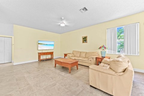 House in Lake Worth, Florida 4 bedrooms, 245.35 sq.m. № 2244837 - photo 16