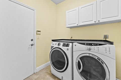 House in Lake Worth, Florida 4 bedrooms, 245.35 sq.m. № 2244837 - photo 12