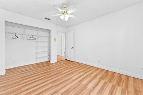 House in Lake Worth, Florida 4 bedrooms, 245.35 sq.m. № 2244837 - photo 25