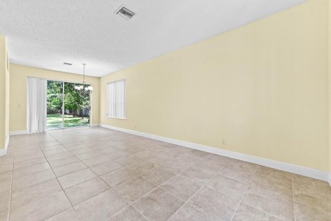 House in Lake Worth, Florida 4 bedrooms, 245.35 sq.m. № 2244837 - photo 6