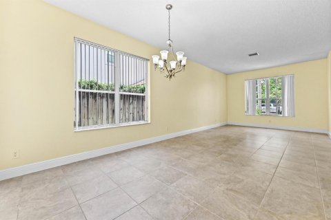 House in Lake Worth, Florida 4 bedrooms, 245.35 sq.m. № 2244837 - photo 9