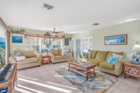 Casa en venta en Big Pine Key, Florida, 3 dormitorios, 169.08 m2 № 1981987 - foto 3