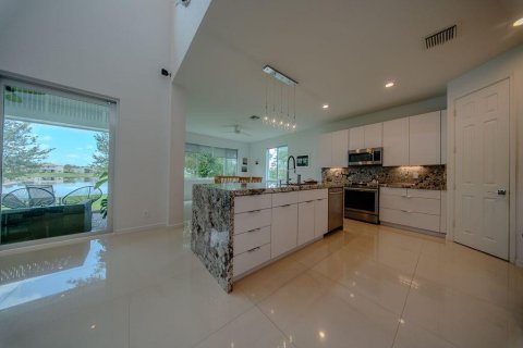 House in Royal Palm Beach, Florida 5 bedrooms, 368.54 sq.m. № 2261254 - photo 8