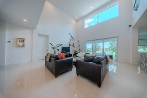 House in Royal Palm Beach, Florida 5 bedrooms, 368.54 sq.m. № 2261254 - photo 13