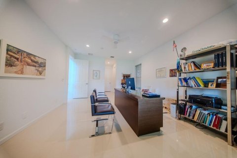 House in Royal Palm Beach, Florida 5 bedrooms, 368.54 sq.m. № 2261254 - photo 17
