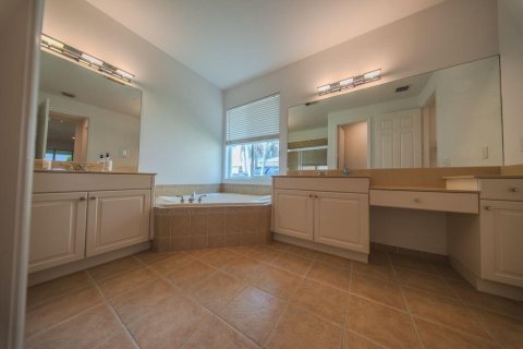 House in Royal Palm Beach, Florida 5 bedrooms, 368.54 sq.m. № 2261254 - photo 18