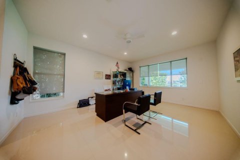 House in Royal Palm Beach, Florida 5 bedrooms, 368.54 sq.m. № 2261254 - photo 15
