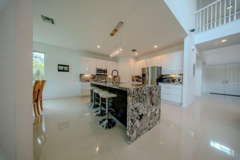 House in Royal Palm Beach, Florida 5 bedrooms, 368.54 sq.m. № 2261254 - photo 9